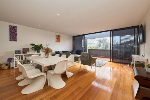 Anglesea House | Debonair Townhouse - 150 metres to beach