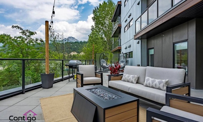 Golden Condo | Decked Out | Mtn Views | AC | Big Patio | DT | BBQ