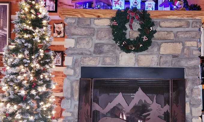 Vesta Cabin | Decorated for the Holidays! Family-owned gem with beautiful views year round.
