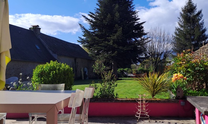 Bazus-Neste Apartment | decorator's dUplex in authentic natural surroundings