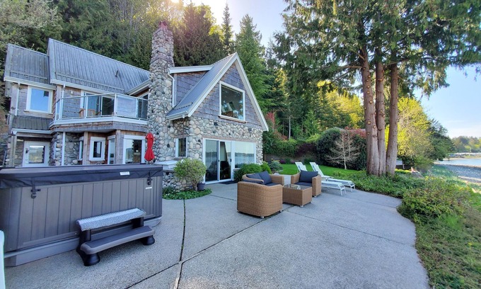 Regional District of Nanaimo Cottage | Deep Bay Ocean Front Cottage - Private Getaway with Hot Tub