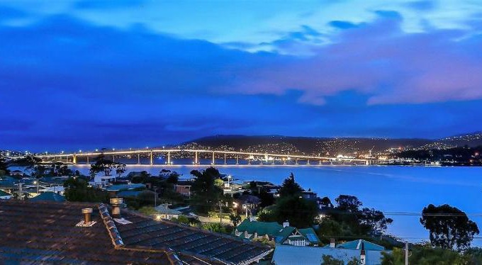 Lindisfarne House | Deep Blue Wow views over river city mountain