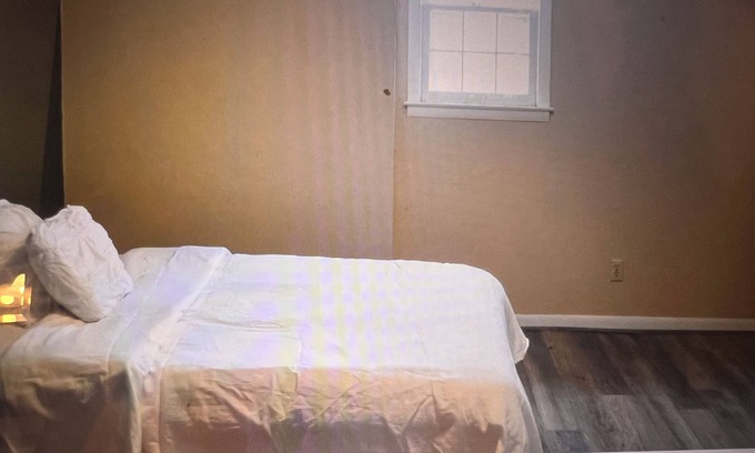 Anniston House | Deep stairs Loft with Wi-Fi, AC in charming Anniston