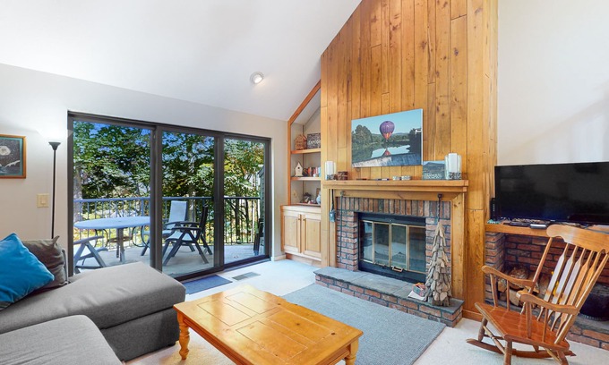 West Hartford House | Deere Run townhouse with private sauna, jetted tub & AC - pool & tennis