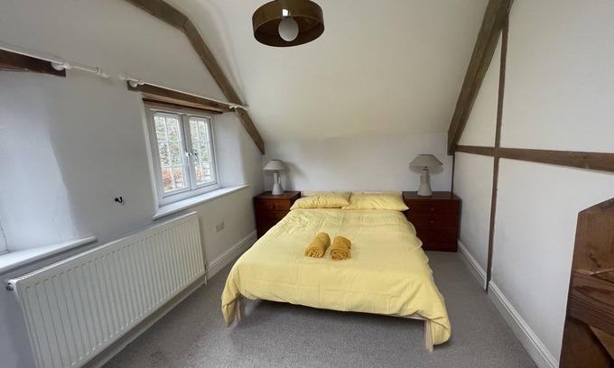 Claverham Apartment | Delightful 2 bed cottage near airport with Free Parking and Wi-fi