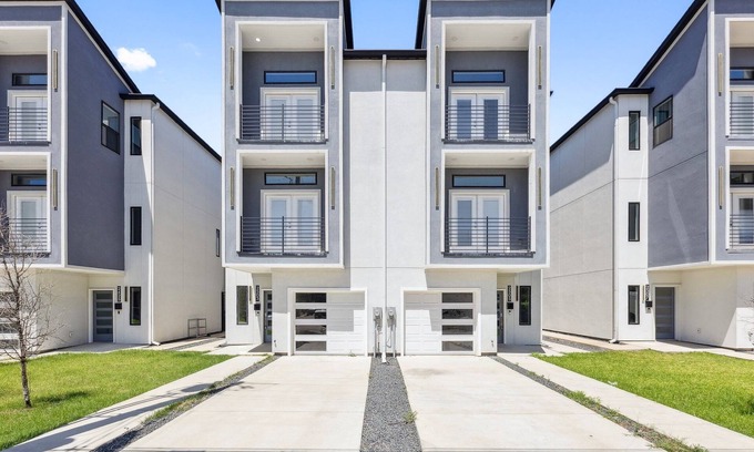 West Dallas House | Delightful Left 8-bedroom house with Game room in vibrant Dallas