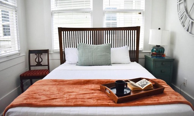 Neartown Hotel | Delightful Montrose Efficiency
