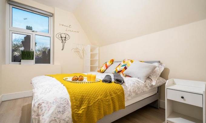 Moseley Apartment | Deluxe 2-Bedroom Flat with Free parking