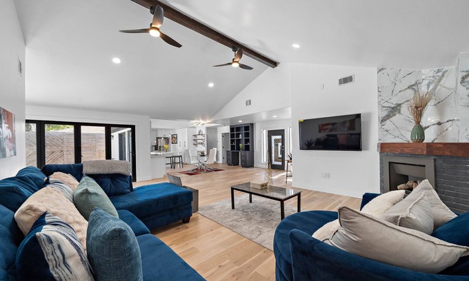Spring Branch West House | Deluxe 5BR 3BA home in Houston
