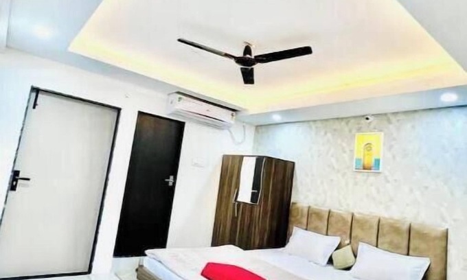 Maheshwar Apartment | Deluxe double premium room @ StayMore Non-AC