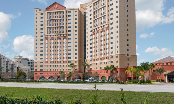 Florida Center Villa | Deluxe Family-Friendly Villa w/ WiFi, Resort Pool & Free Theme Park Shuttle