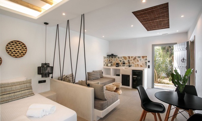 Naxos Town Hotel | Deluxe family room in Naxos town (shared pool)
