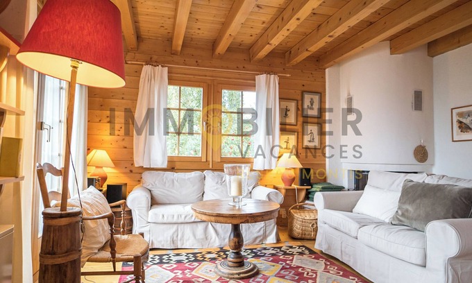 Saint-Luc Ski Chalet | Depuis la place de parc extérieure, vous longerez un petit chemin qui vous mènera vers un magnifique