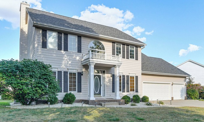 Johnston House | Des Moines Suburb Stay w/Spacious Layout & Deck!