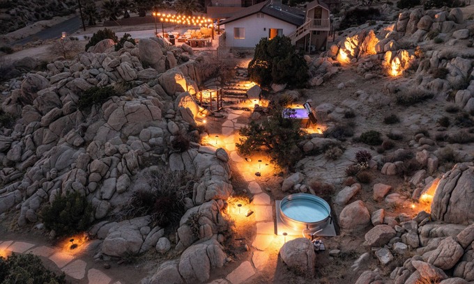 Yucca Valley House | Desert Nest: Cozy Retreat Amidst Boulders