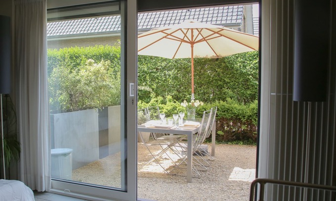 Mariakerke Apartment | Design vacation studio, close to the sea with private garden, parking and bicycle storage