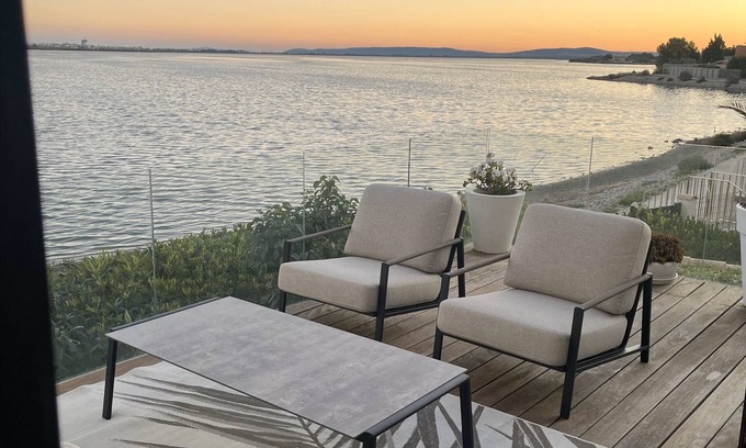 Perols Villa | Design villa with panoramic pond view and jacuzzi