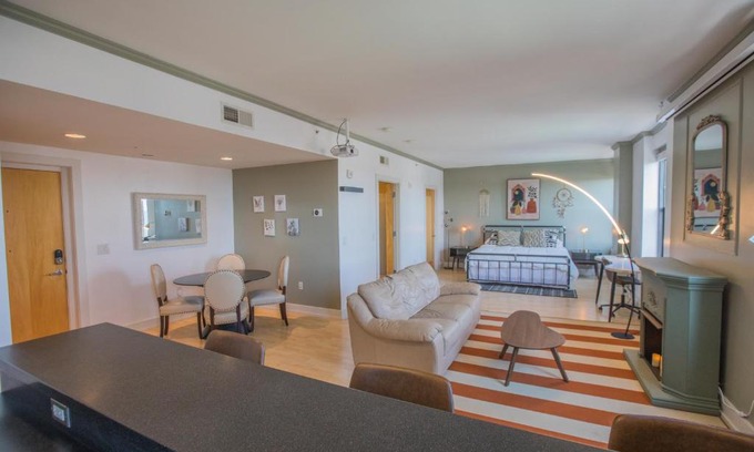 Downtown Des Moines Apartment | Designer Downtown Condo Suite - Splendid View