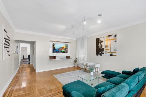 Southeast Yonkers House | Designer Home with 3BR Retreat mins to NYC