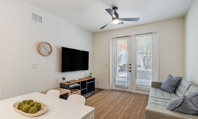 Hancock Apartment | Designer Space near UT 2 King Bed Pool Gym EV WD