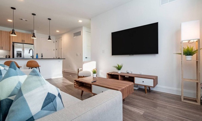 Hancock Apartment | Designer Space near UT King Bed