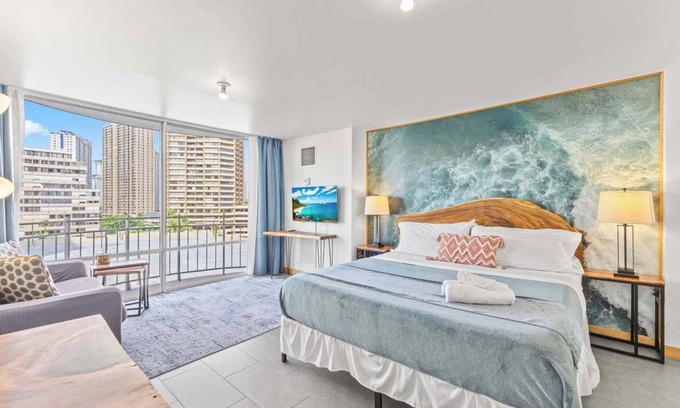 Waikiki Apartment | Designer Studio | Heart of Waikiki | Walk Everywhere