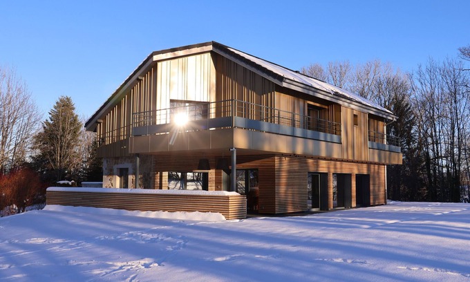 Mournans-Charbonny House | Designer vacation home for 8, private heated indoor pool, Jura