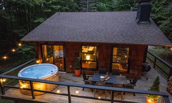Denver Apartment | Destino Catskills Chalet - Hot Tub and Fire Place