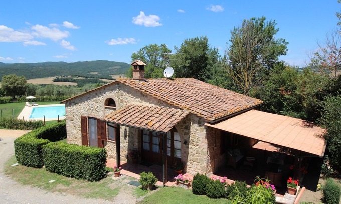 Casole d'Elsa House | Detached apartment with swimming pool for exclusive use