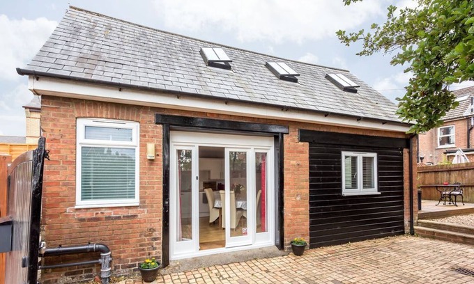 Poole House | Detached cosy house with private hot tub & parking, for 2 +2 near Poole Hospital