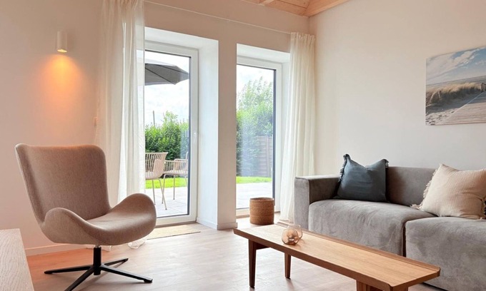 Altfunnixsiel Apartment | Detached, family-friendly Gulfhof farmhouse with terrace and large garden in