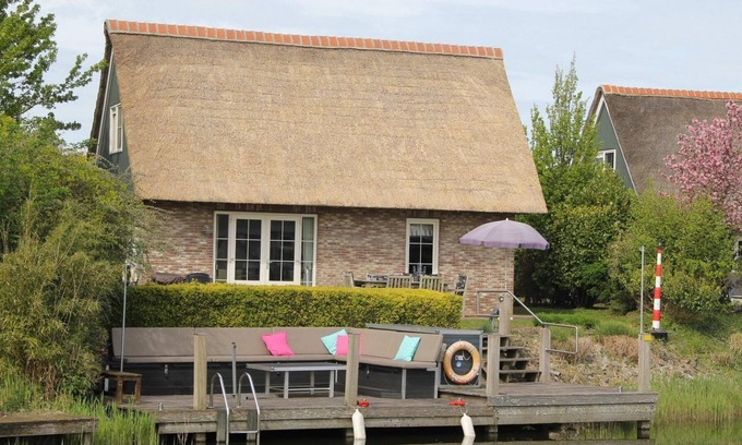 Makkum Cabin | Detached luxury villa with a terrace and jetty next to open waters