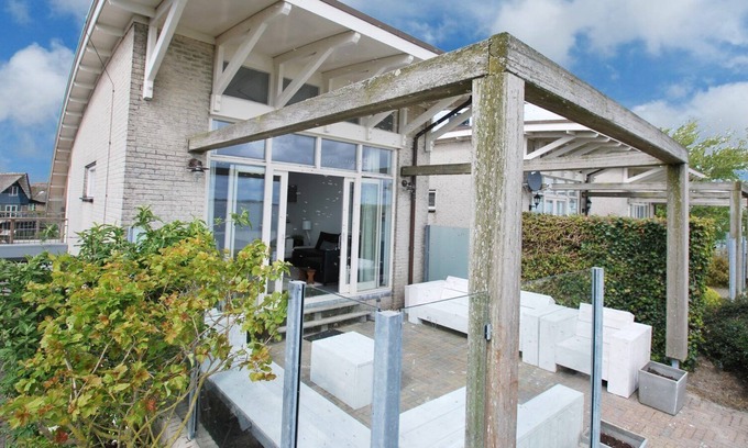 Makkum Cabin | Detached villa on dyke at the IJsselmeer