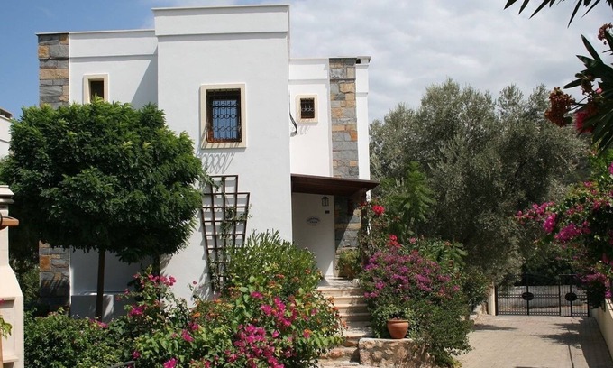 Torba Villa | Detached villa, sea views of Torba Bay, shared pool, 8 mins walk to beach π