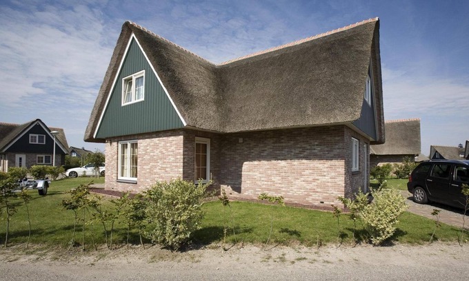 Makkum Cabin | Detached villa with plenty of space with bubble bath