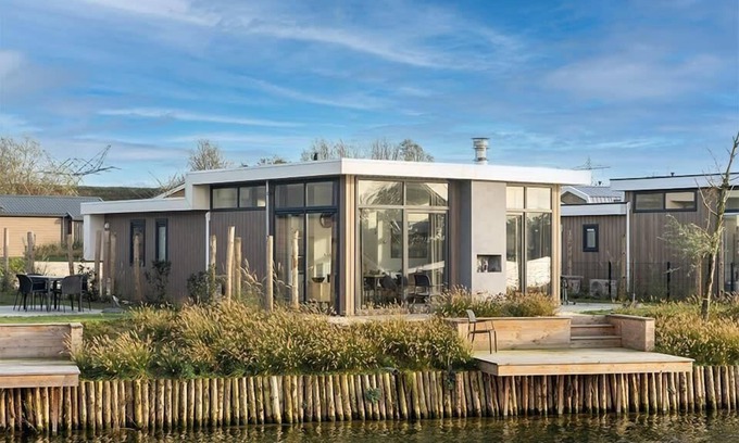 Linden House | Detached waterfront chalet with 4 bedrooms and a terrace