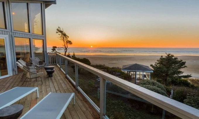 Newport House | Devon West , Long-term Rental, Hot Tub, Oceanfront, BBQ, WiFi, Beach Access