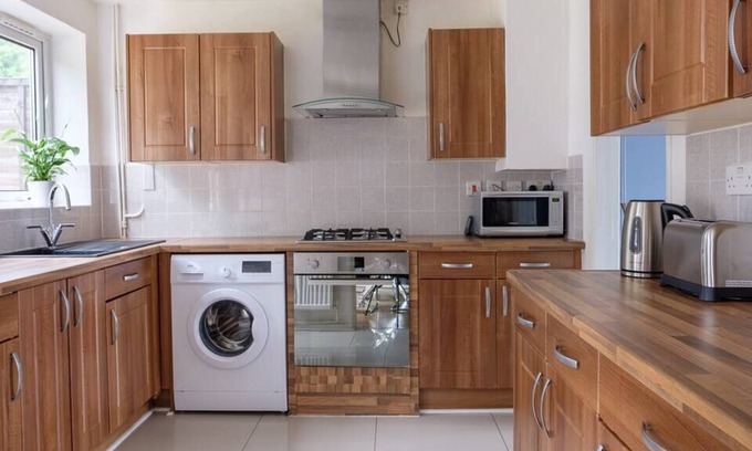Crawley House | Dickens House Close 15min from Gatwick