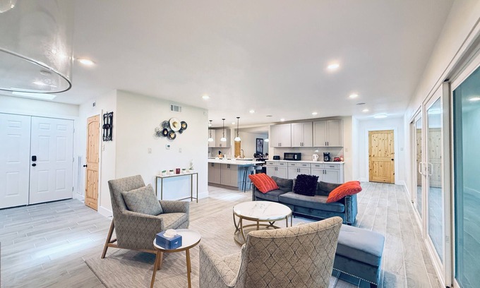 Dickinson Villa | Dickinson Bayou Front Retreat Gateway Spacious 5-bedroom with Water view fishing