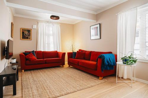 Sandviken House | DINBNB Homes l Charming 2-Bedroom Home by the Sea Cozy