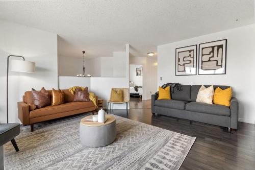 Drumheller House | Dino Roar I Sleeps 12 I New