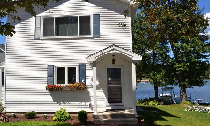 Middlefield House | Direct Lakefront, 2 docks, private, easy access from I 91.