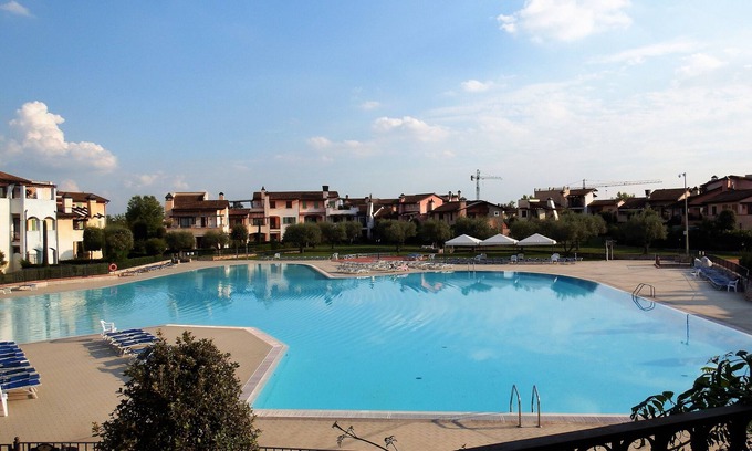San Benedetto di Lugana Apartment | Direct pool view apartment in lake proximity