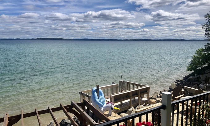 Traverse City House | DIRECT WATERFRONT ON West Bay, AC, Firepit, 15 min to downtown Traverse City