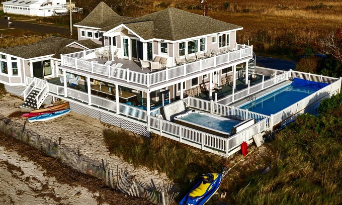 Del Haven House | Directly on a Private Beach! 40-ft Heated Pool + Huge Swim Spa/Resistance Pool