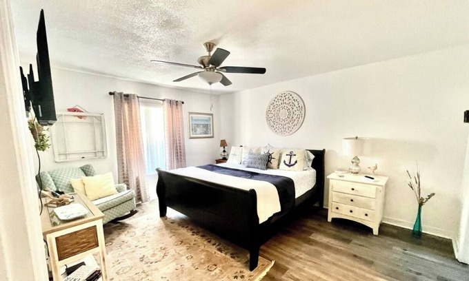 Florida Shores House | DISCOUNT NOW! Large Comfy Stay Pets Welcome w/Parking Trailers/Bikes/Boats