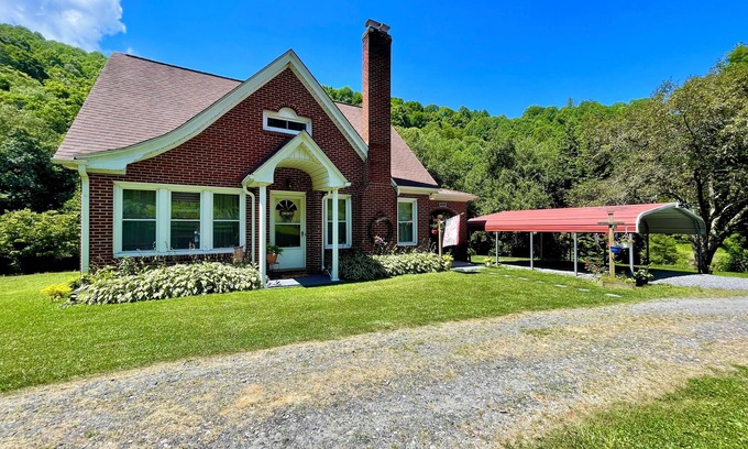 Creston Other | Discount Summer Stays! Cozy, Family Friendly Riverside Farmhouse on Acreage!