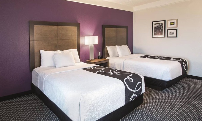 Arlington Hotel | Discover Arlington’s Magic: Comfort-Filled Stay by Six Flags & Stadium!