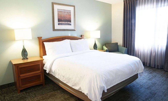Vance Jackson Apartment | Discover Unique Activities! Free Breakfast, Outdoor Swimming Pool, Pets Allowed!