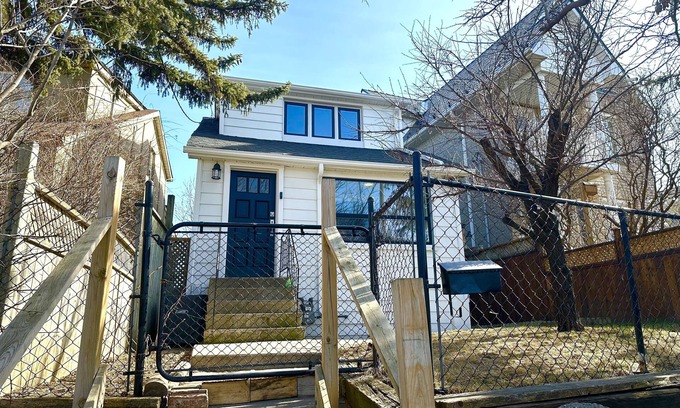 Harwood House | 🏡 Discover Your Toronto Sanctuary! 🌺n